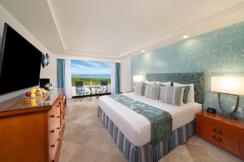 Room with beautiful warm decor and spectacular views of the sea or the lagoon.