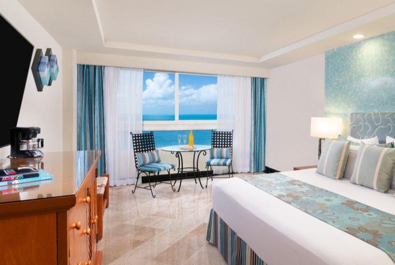 Room with beautiful warm decor and spectacular views of the sea or the lagoon.