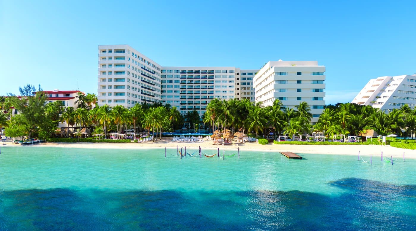 Vista panorámica del hotel The Sens Cancun y su playa.